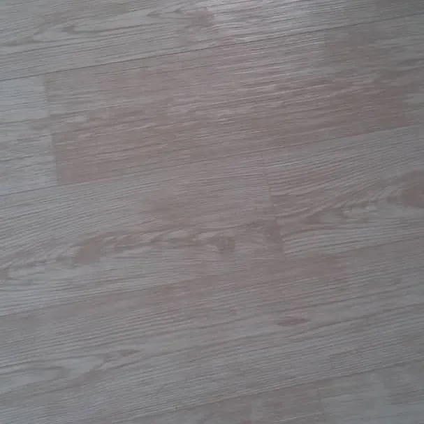 کفپوش پی‌وی‌سی رولی عرض ۲ متر، رنگ خاکستری، جنس PVC، طرح چوب