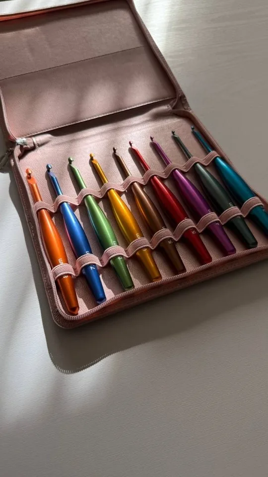ست قلاب بافتنی، رنگ صورتی، جنس چرم مصنوعی، کیف زیپی با جای قلاب
