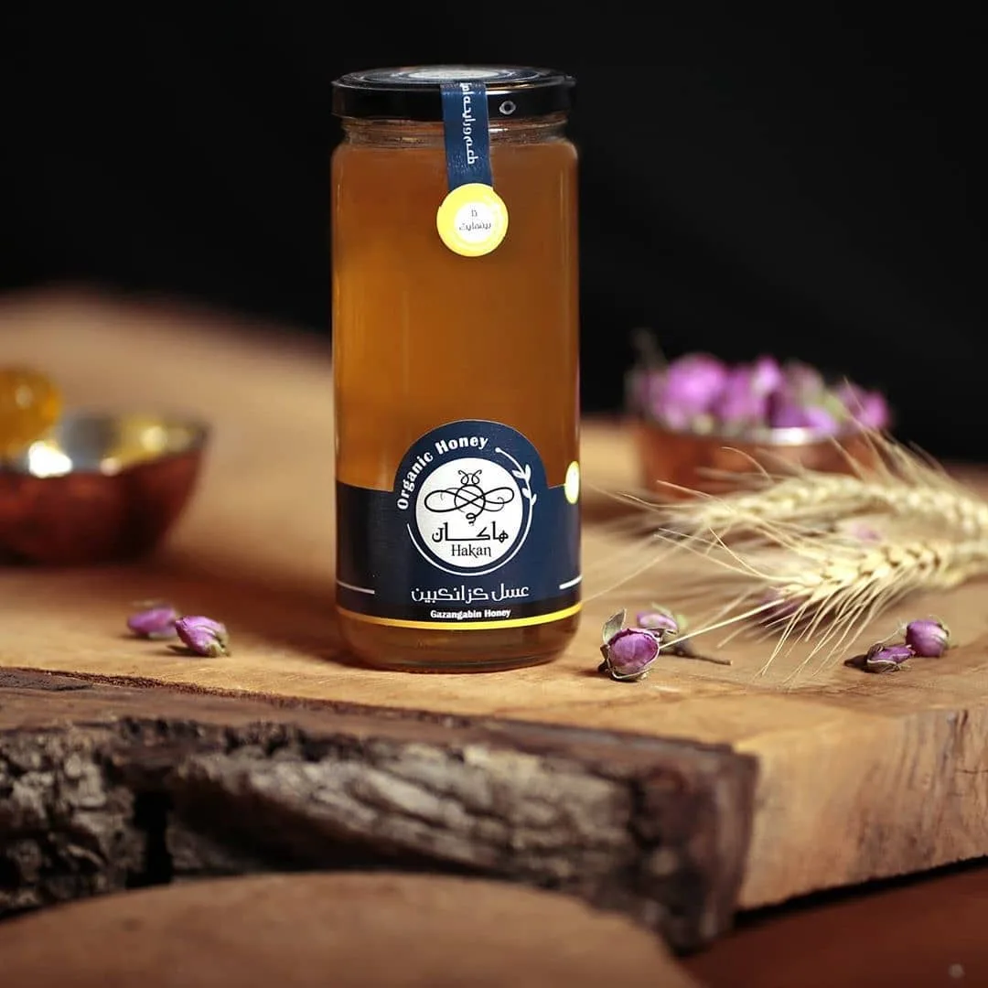 عسل گزانگبین ارگانیک هاکان، رنگ طلایی و زرد، جنس شیشه، شیشه استوانه‌ای