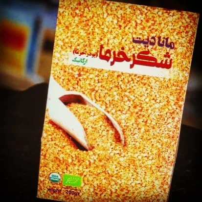 شکر خرما ارگانیک مانا دایت، رنگ زرد و کرم، جنس کاغذ، جعبه مقوایی