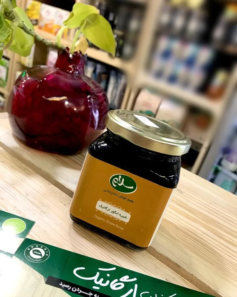 شیره انگور ارگانیک، رنگ قهوه‌ای، کرم و طلایی، جنس شیشه و فلز، شیشه مربعی درپوش‌دار