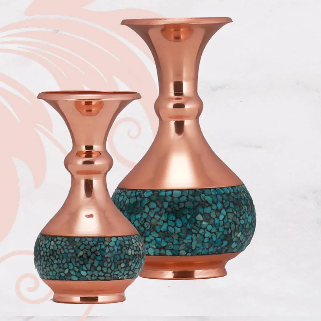 گلدان شلغمی فیروزه کوب ۱۱ سانتی، رنگ مسی و فیروزه‌ای، جنس فلز و سنگ فیروزه، گلدانی رومیزی دوتایی
