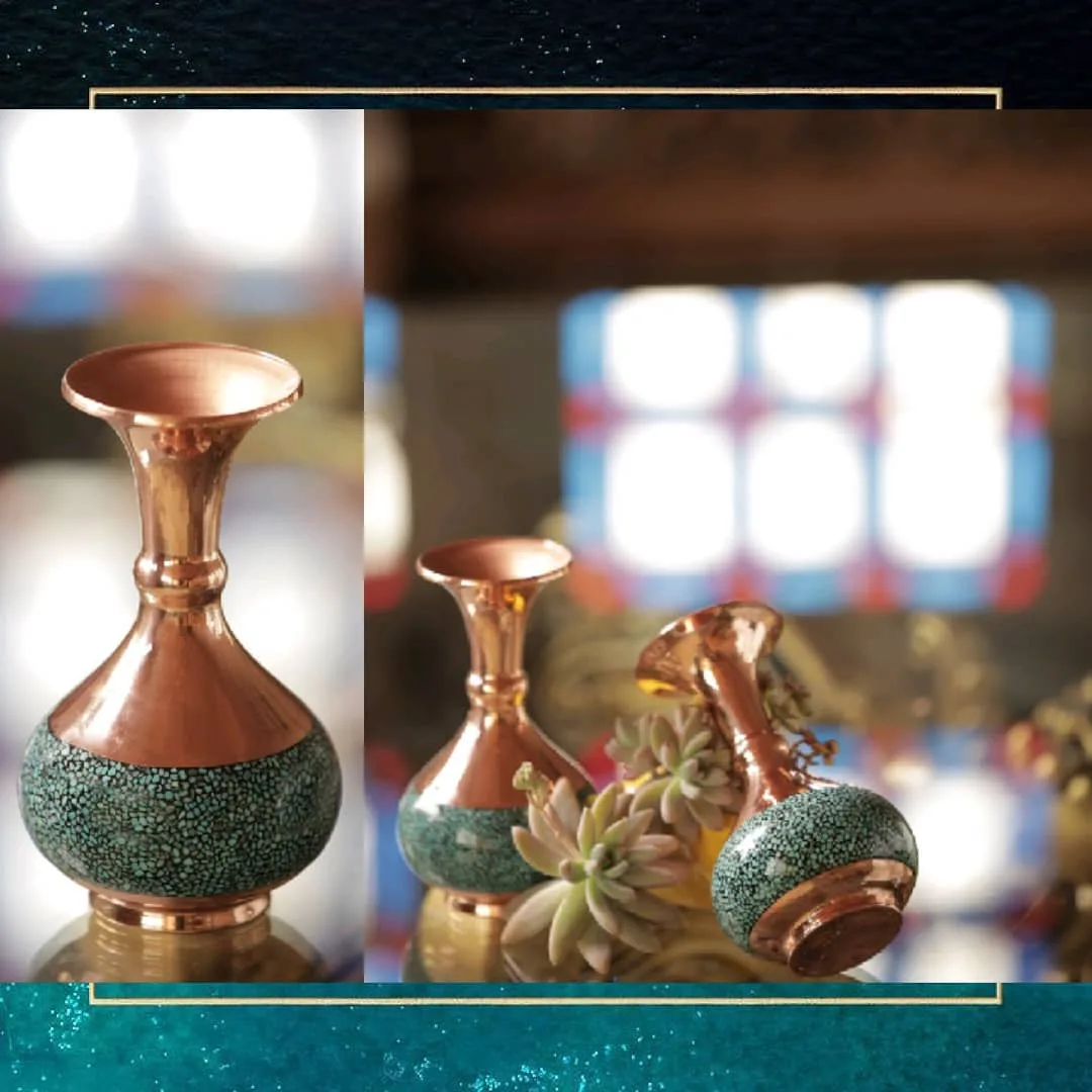 گلدان فیروزه‌کوب، رنگ مسی و فیروزه‌ای، جنس مس، طرح هندسی، گلدان گلویی