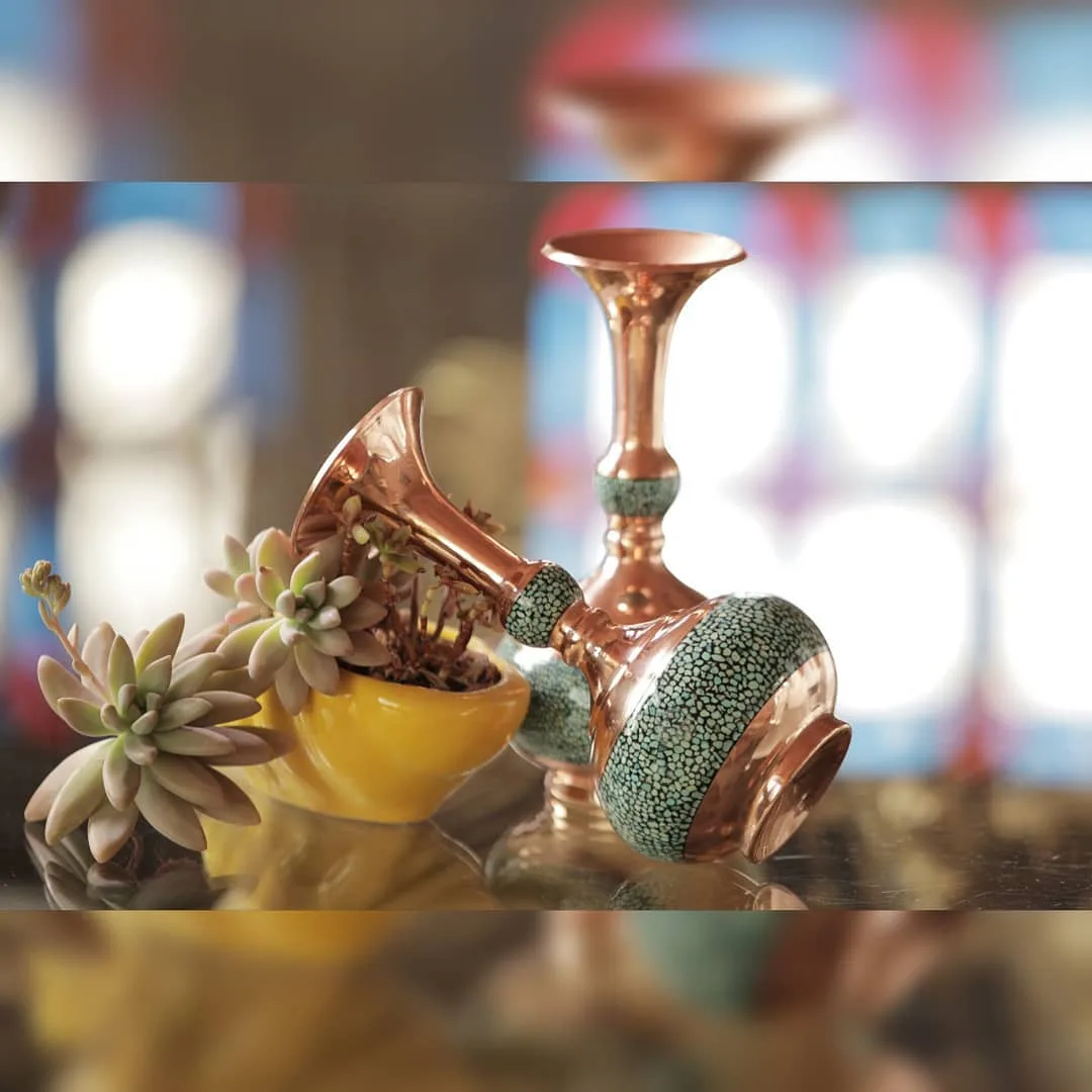 گلدان فیروزه‌کوب — رنگ مسی — نمای محیط — شلغمی — عکس ۳