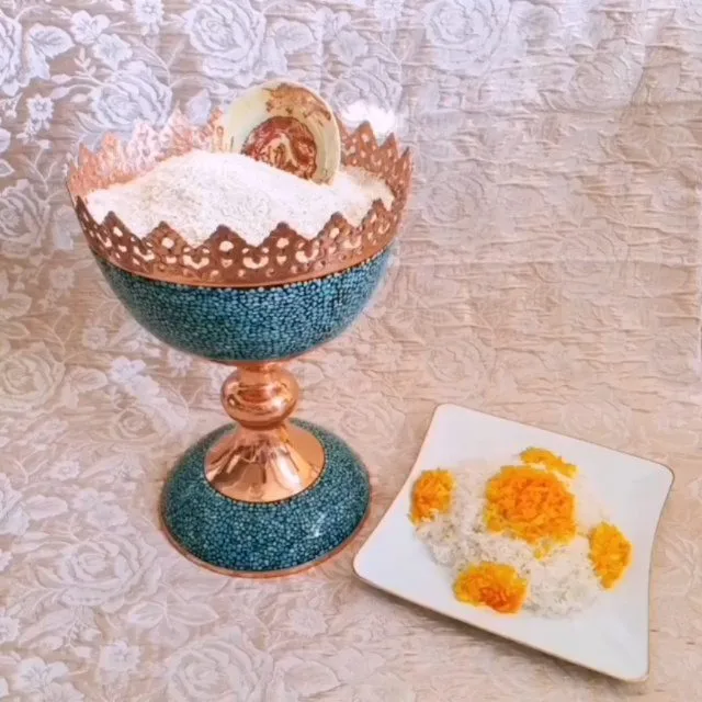 ظرف میوه فیروزه‌کوب، رنگ مسی و فیروزه‌ای، جنس مس، پایه دار، لبه دندانه دار