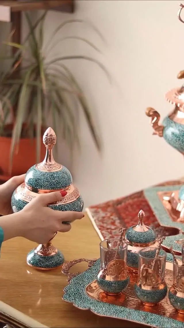 قندان مسی درب‌دار فیروزه‌کوب، رنگ فیروزه‌ای، پایه‌دار
