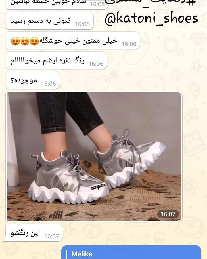 کتانی لژدار زنانه، رنگ نقره‌ای، سفید و خاکستری، جنس چرم مصنوعی و پارچه، لژدار بندی ساق‌دار