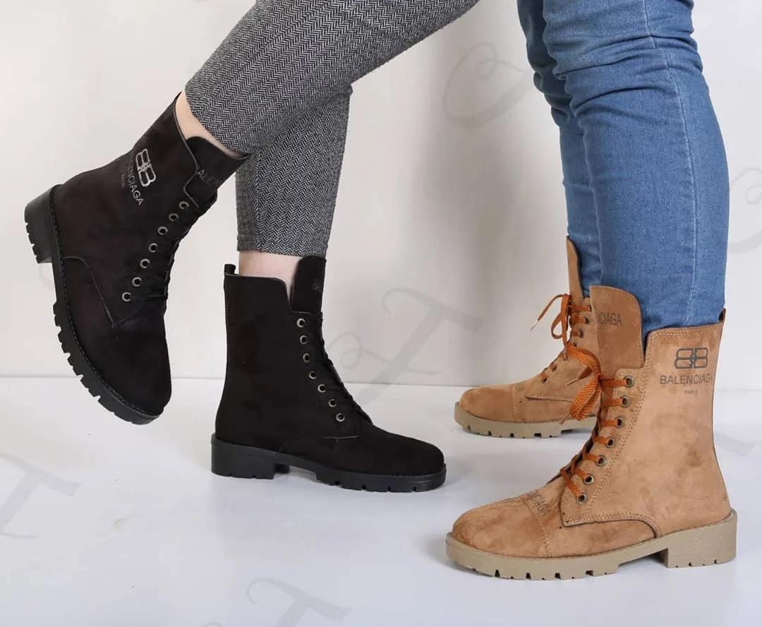 نیم‌بوت سوئیت، رنگ مشکی و قهوه‌ای، جنس جیر، بنددار، ساق متوسط