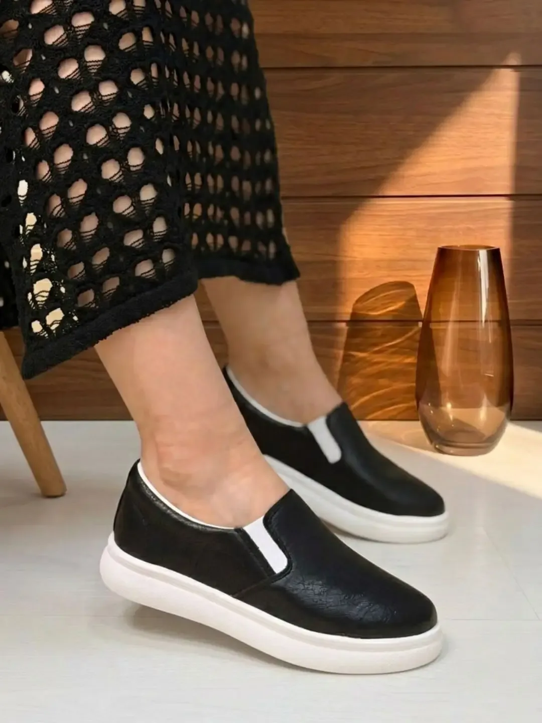 کفش اسلیپ‌آن کارمندی چرم، رنگ مشکی و سفید، پاشنه تخت