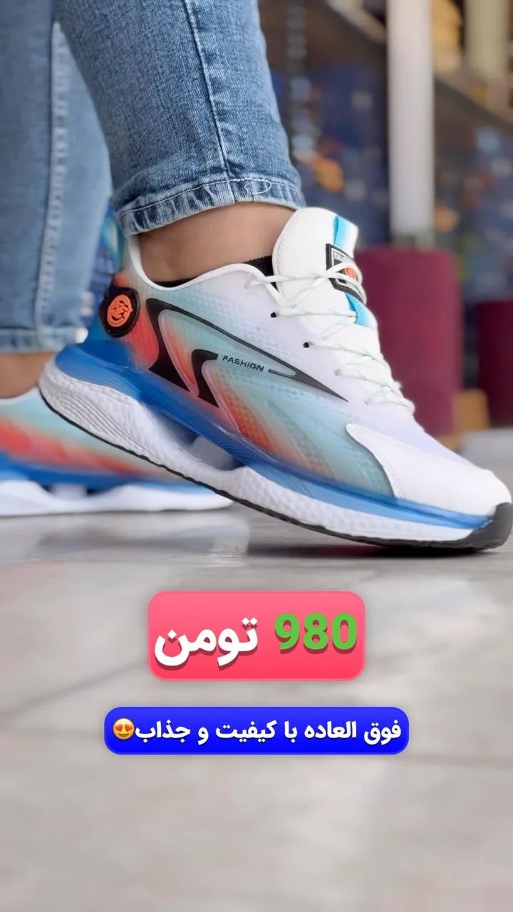 کتانی اسپرت سفید و آبی و نارنجی، رنگ قرمز، جنس مش و مصنوعی، بنددار، پاشنه تخت