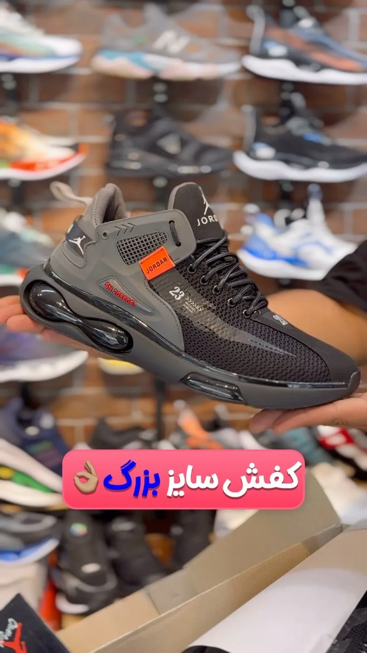 کتانی جردن سایز بزرگ، رنگ خاکستری، مشکی و نارنجی، جنس مش و پلاستیک، بنددار، لژدار