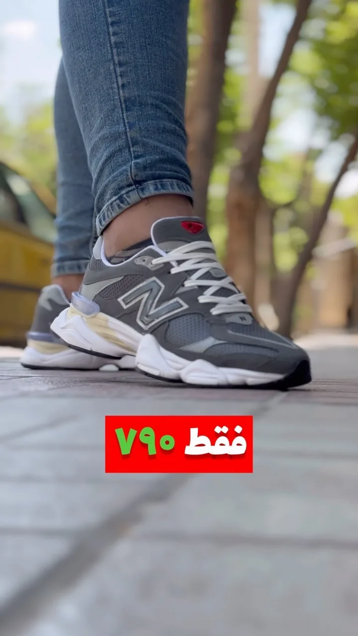 کتانی نیوبالانس ۹۰۶۰ زیره تیکه‌خور، رنگ خاکستری و سفید، بنددار، پاشنه تخت