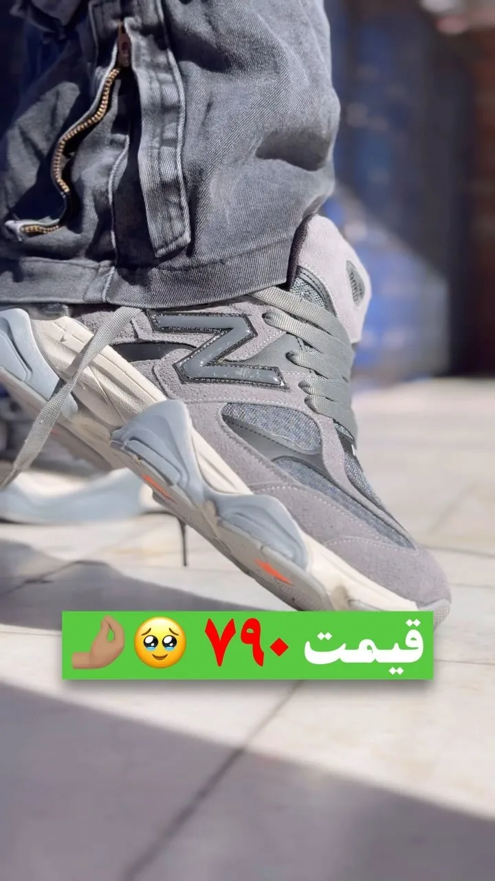 کتانی نیوبالانس، رنگ خاکستری و سفید، جنس جیر و مش، بنددار