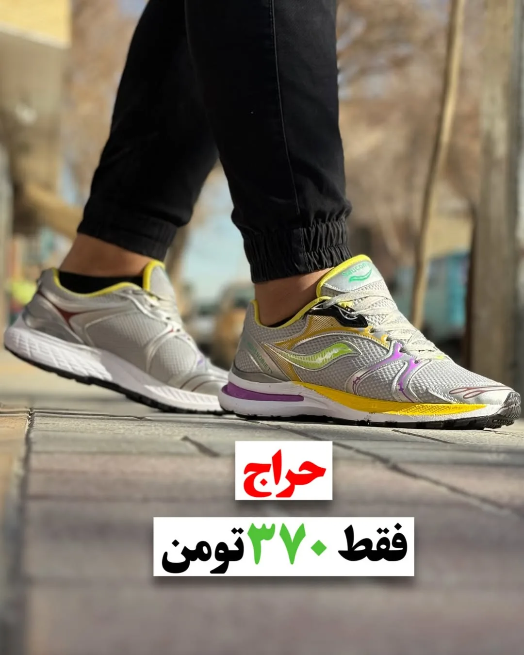 کتانی اسپرت نقره‌ای و قرمز — عکس ۳
