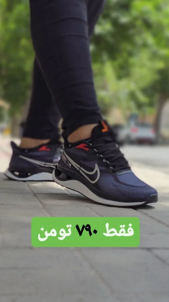 کتانی اسپرت سرمه‌ای نایکی، رنگ مشکی، سفید و قرمز، بدون پاشنه