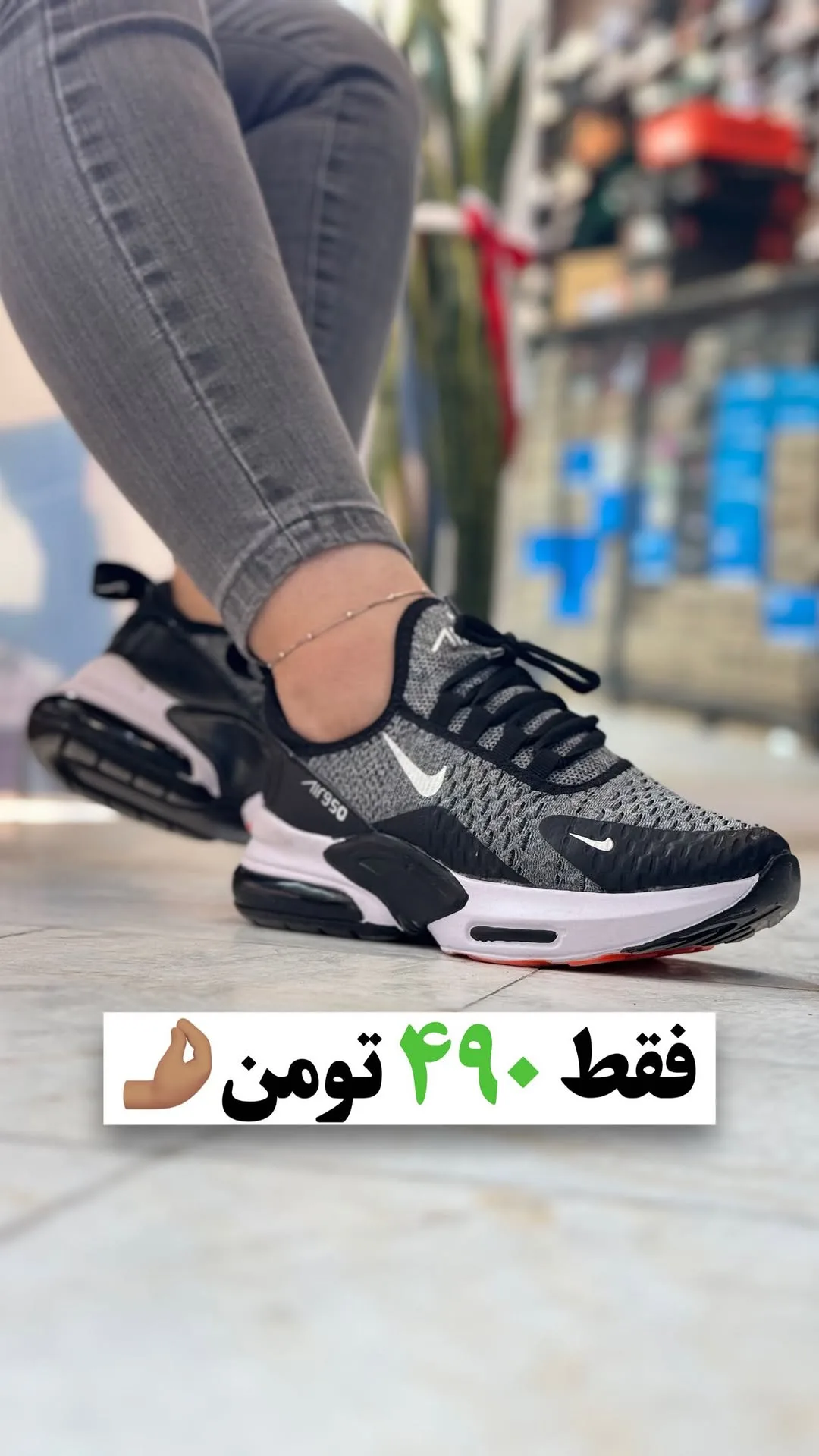 کتانی اسپرت مشکی و سفید نایکی، رنگ خاکستری، جنس پارچه مشبک، بنددار، پاشنه تخت