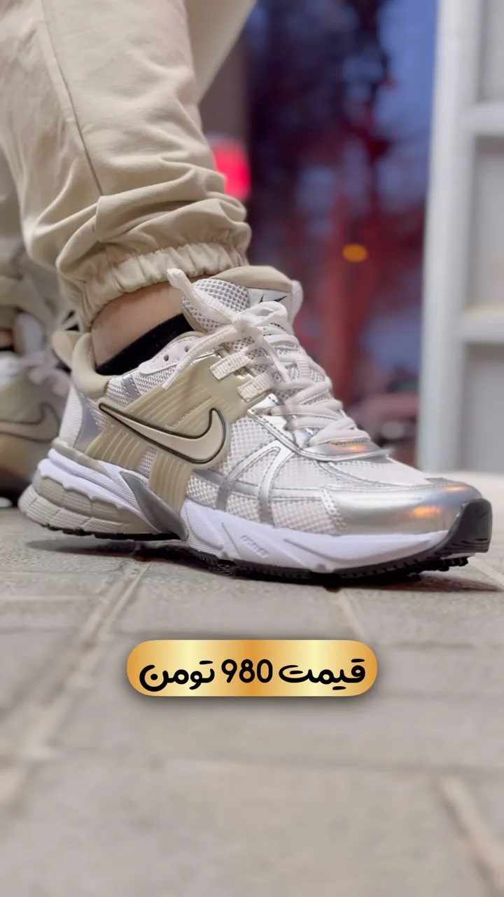 کتانی اسپرت سفید و طلایی نایکی، رنگ کرم، بنددار