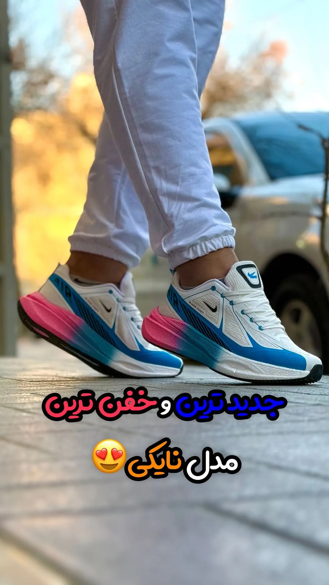 کتانی اسپرت رانینگ سفید و آبی و صورتی نایکی، لژدار