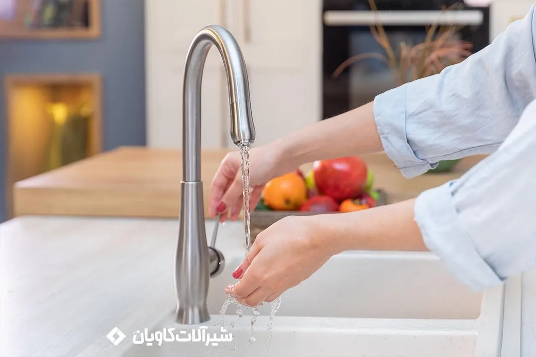 شیر ظرفشویی شاوری کاویان، رنگ نقره‌ای، جنس فلز، اهرمی پایه بلند