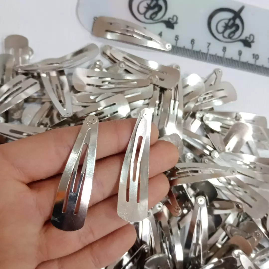گیره سر فلزی — رنگ نقره‌ای — نمای در‌دست — سه سایز — عکس ۳