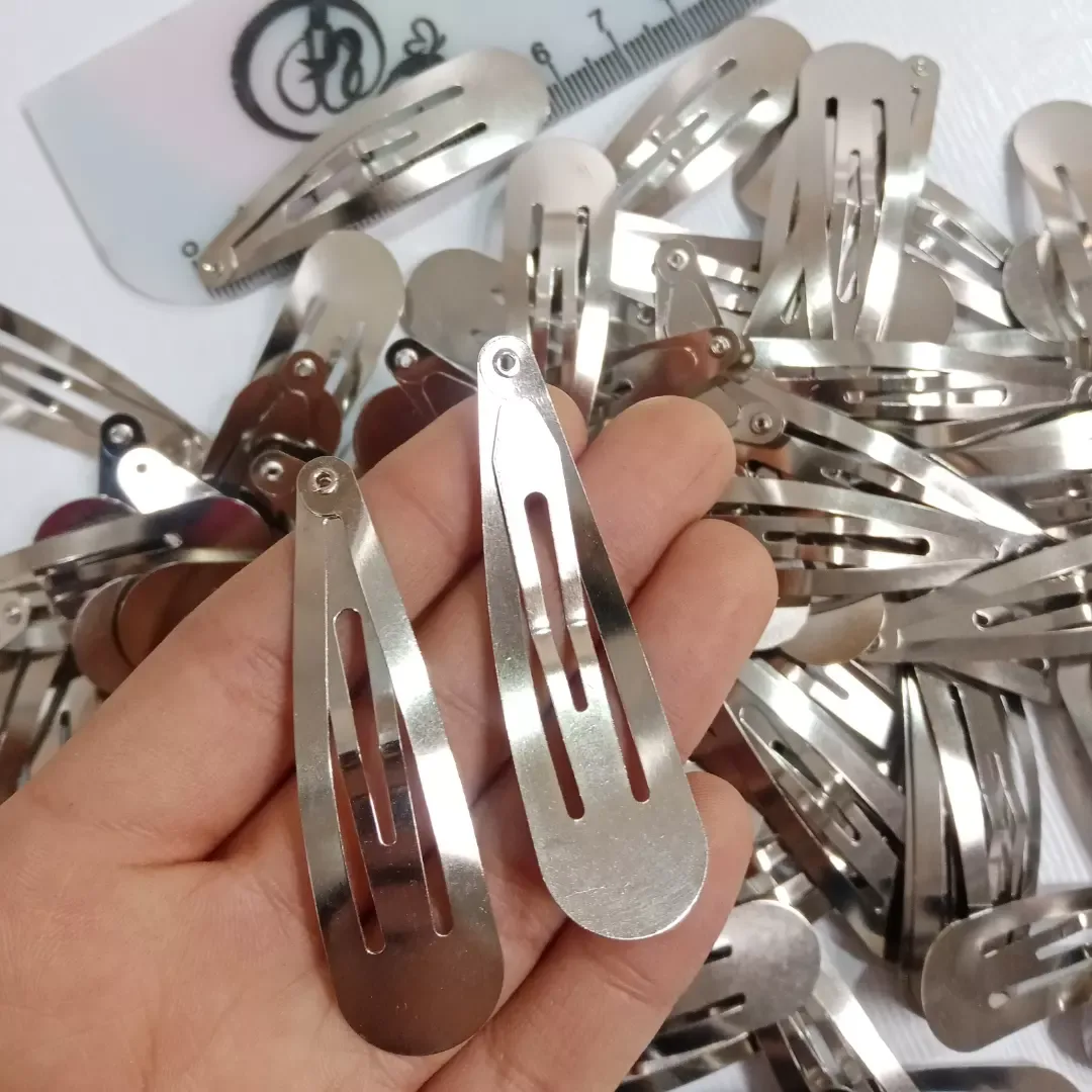 گیره سر فلزی — رنگ نقره‌ای — نمای در‌دست — سه سایز — عکس ۴