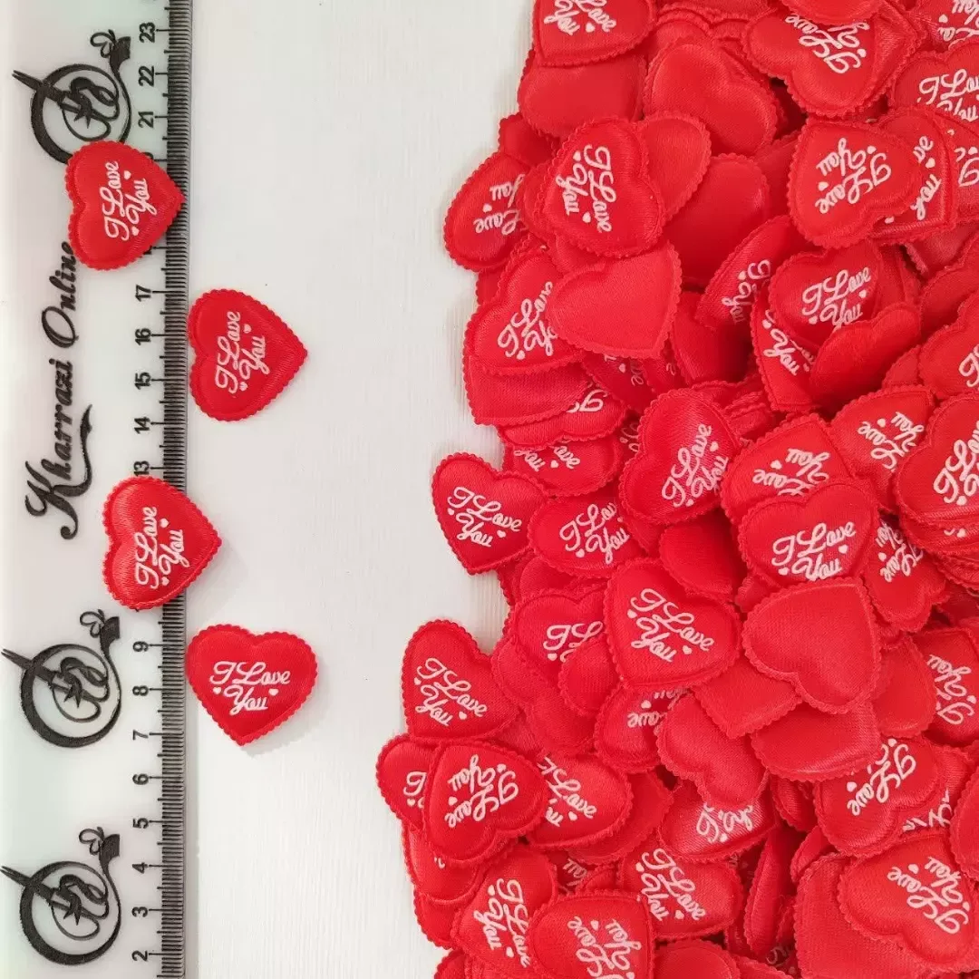 قلب ساتن قرمز تزئینی — رنگ قرمز — نمای در‌دست — نقش love — عکس ۲