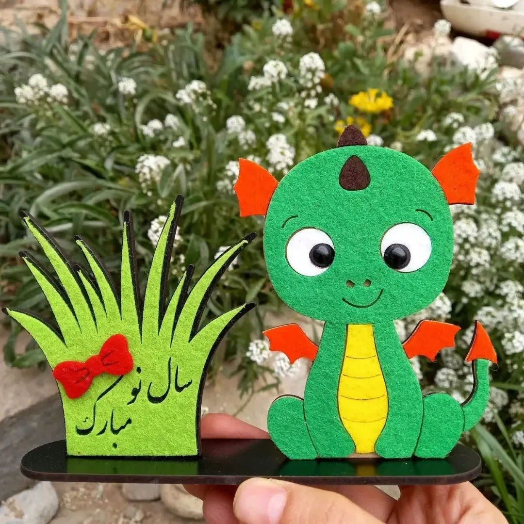 استند نمدی اژدها، رنگ سبز، نارنجی و زرد، طرح شخصیت کارتونی، فیگور اژدها