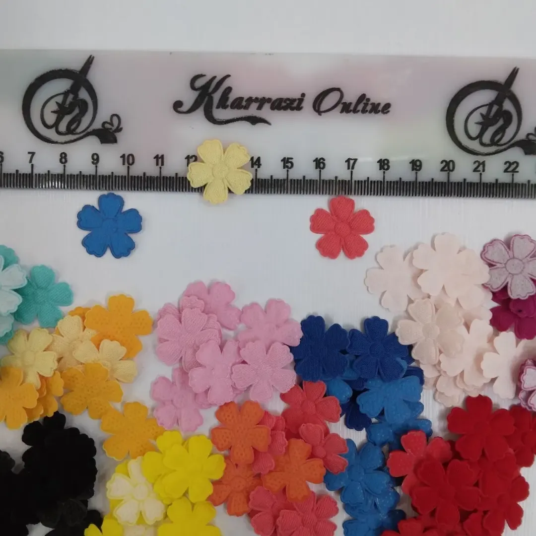 شکوفه پارچه‌ای رنگارنگ ۲ سانت — نمای در‌دست — شکوفه پنج‌پر — عکس ۳