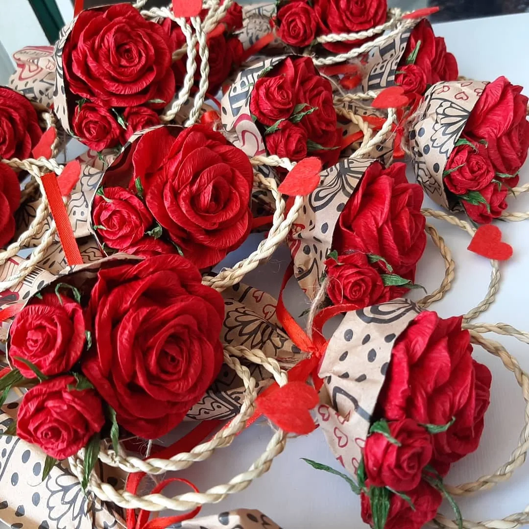 پک ۵ عددی گل رز با غنچه — رنگ قرمز — نمای در‌دست — ۵ عددی — عکس ۳