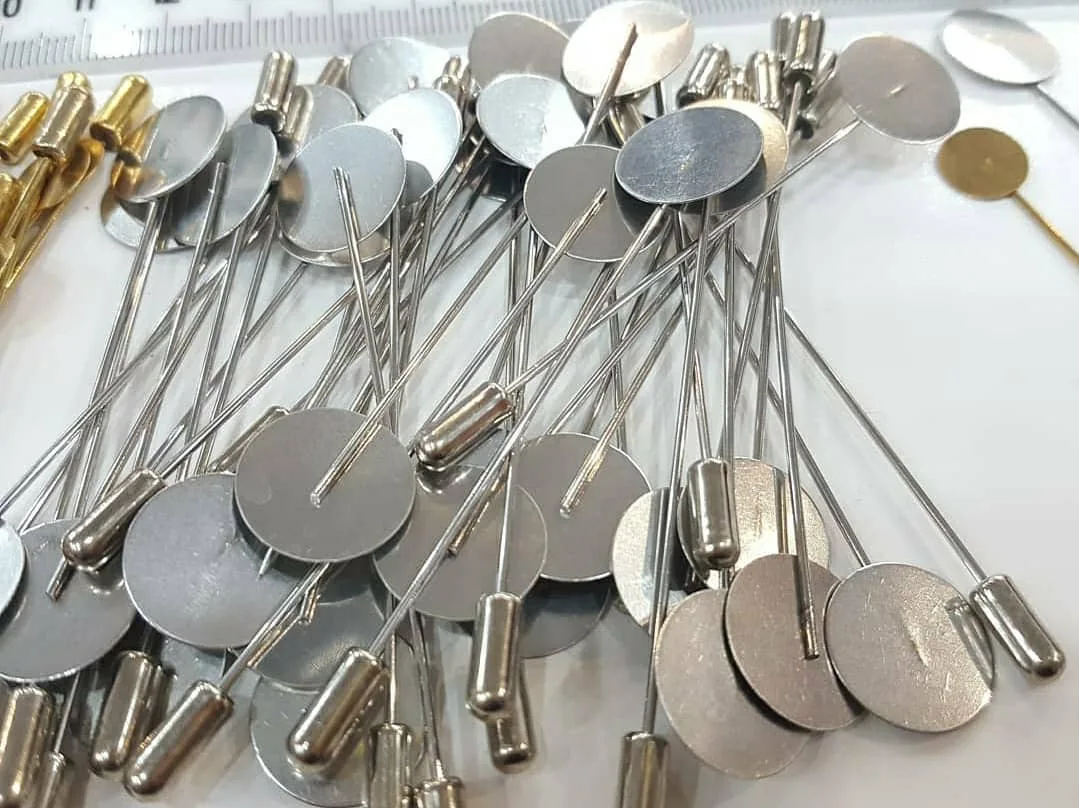 پک سنجاق ته گرد طلایی و نقره‌ای — نمای در‌دست — پک ۱۰ عددی — عکس ۳