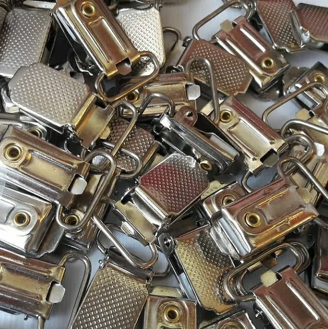 گیره فلزی خرازی — رنگ نقره‌ای — نمای در‌دست — گیره بند پستانک — عکس ۴