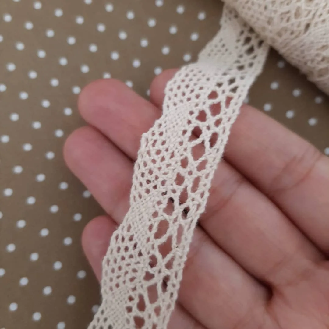 گیپور پارچه‌ای — رنگ کرم — نمای در‌دست — کتان نخی خال‌دار — عکس ۳