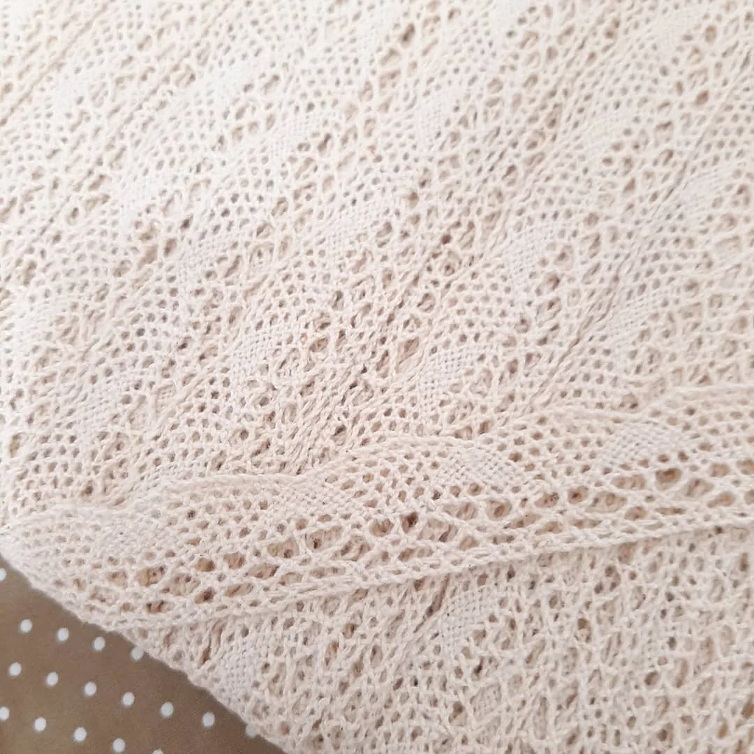 گیپور پارچه‌ای — رنگ کرم — نمای در‌دست — کتان نخی خال‌دار — عکس ۵
