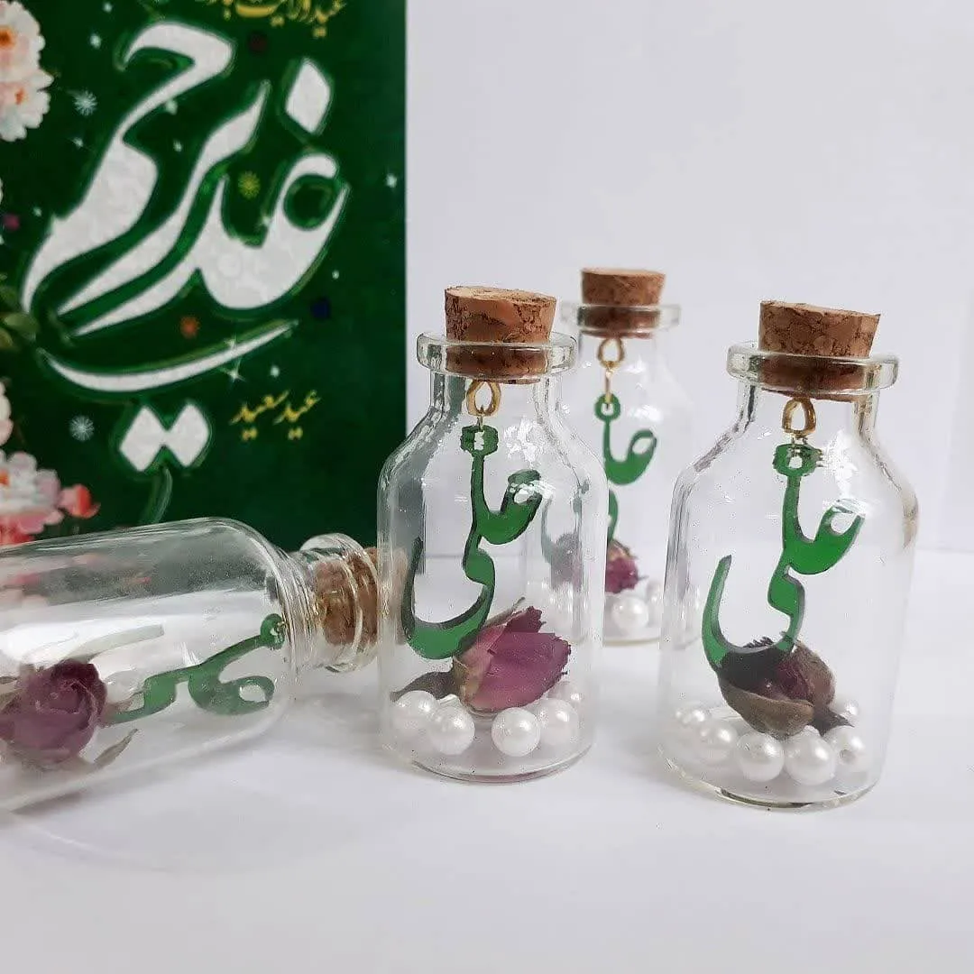 بطری تزئینی غدیر — رنگ سبز — نمای در‌دست — نام علی — عکس ۳