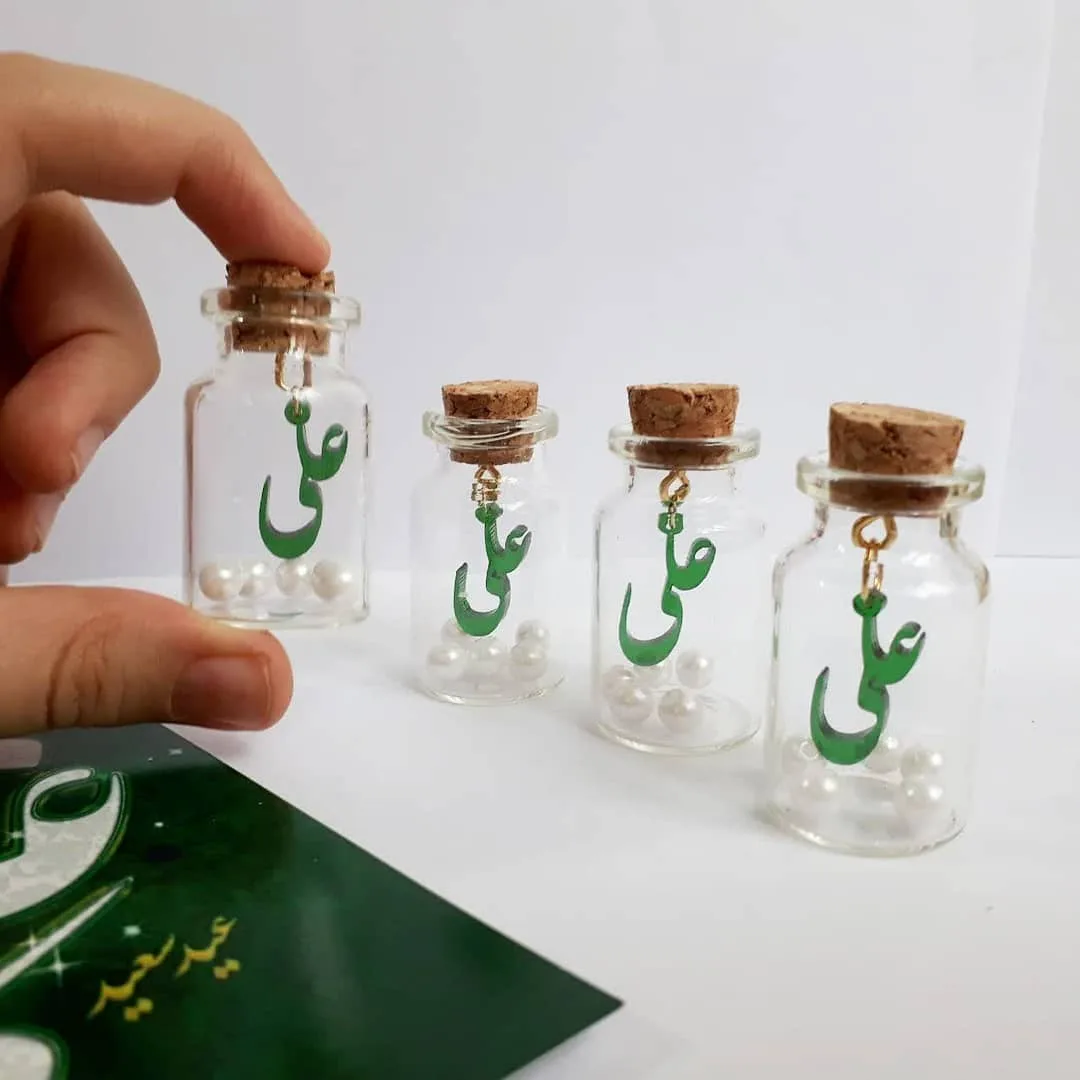 بطری تزئینی غدیر — رنگ سبز — نمای در‌دست — نام علی — عکس ۵