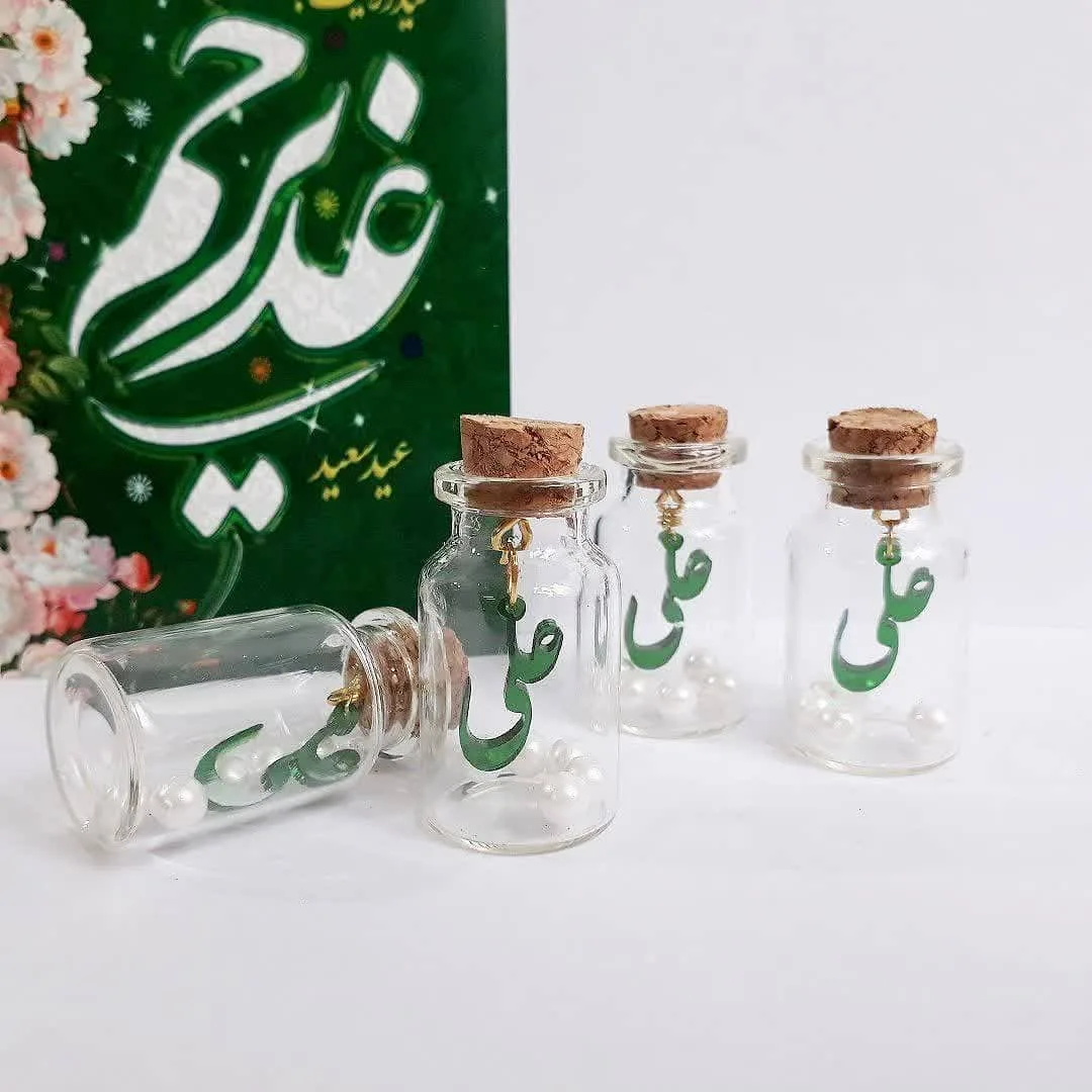 بطری تزئینی غدیر — رنگ سبز — نمای در‌دست — نام علی — عکس ۶