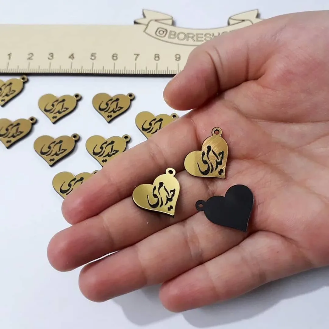 آویز قلب حیدری بسته ۵۰ عددی — رنگ طلایی — نمای در‌دست — بسته ۵۰ تایی — عکس ۲