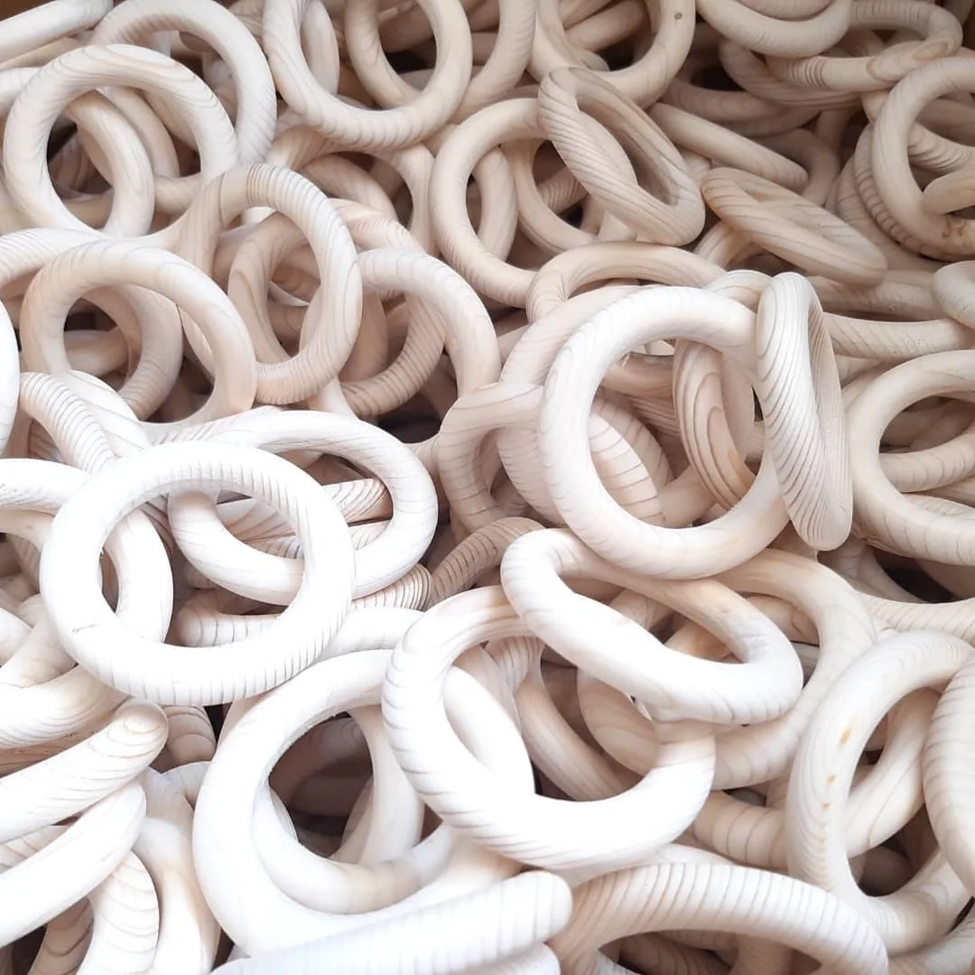 حلقه چوبی ۷ سانت — رنگ کرم — نمای در‌دست — قطر خارجی ۷ سانت — عکس ۴