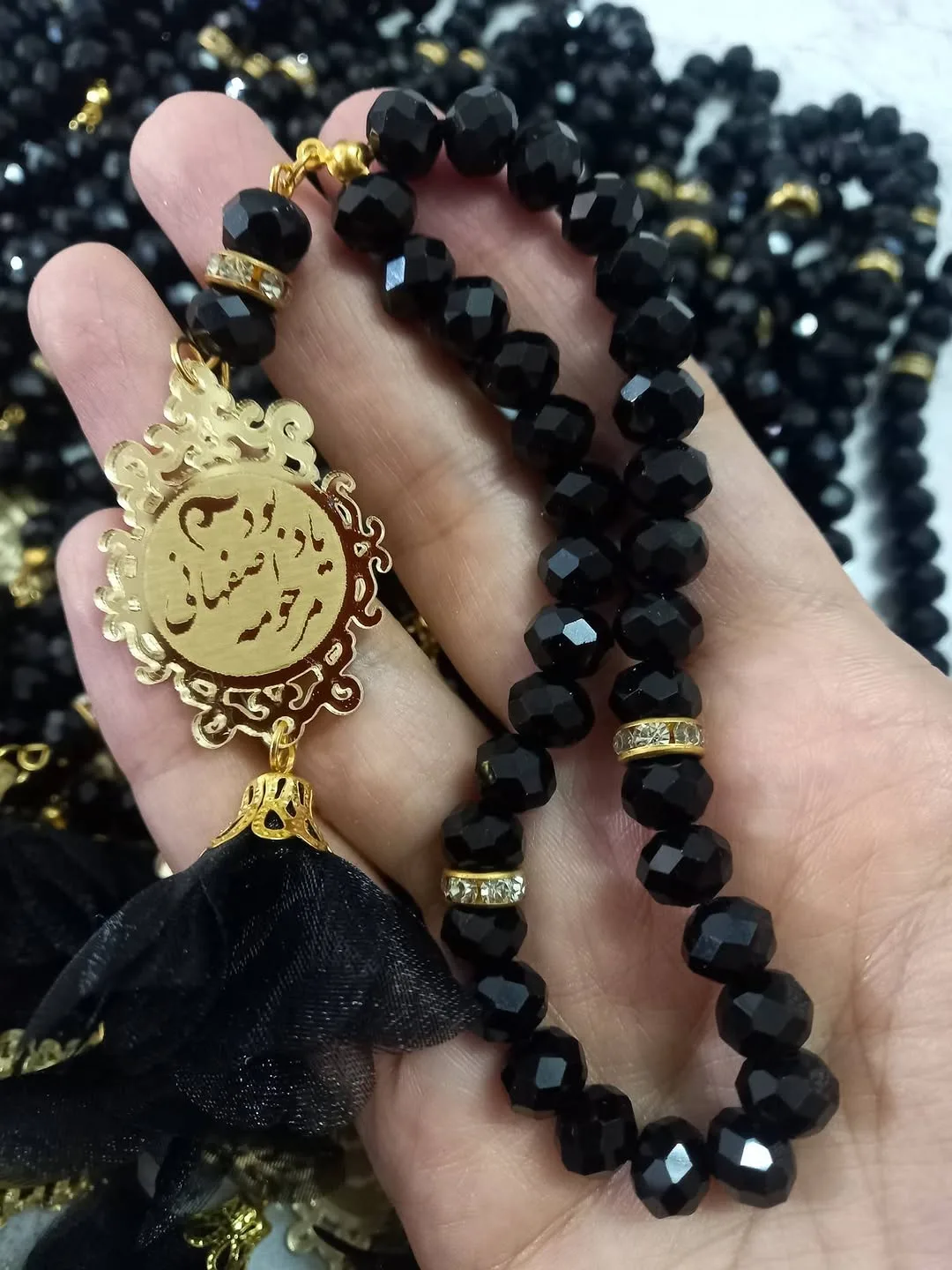 تسبیح کریستال ۳۳ تایی، رنگ مشکی و طلایی، جنس پلاستیک و فلز، دانه دانه با پلاک