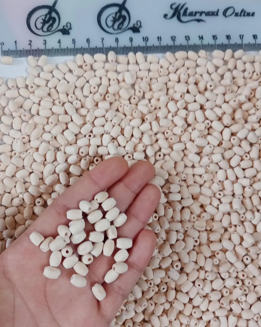 مهره چوبی — رنگ کرم — نمای در‌دست — اشکال بیضی و استوانه — عکس ۲
