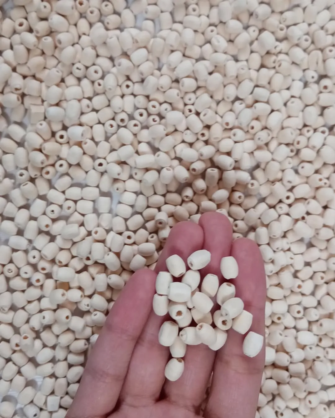 مهره چوبی — رنگ کرم — نمای در‌دست — اشکال بیضی و استوانه — عکس ۳