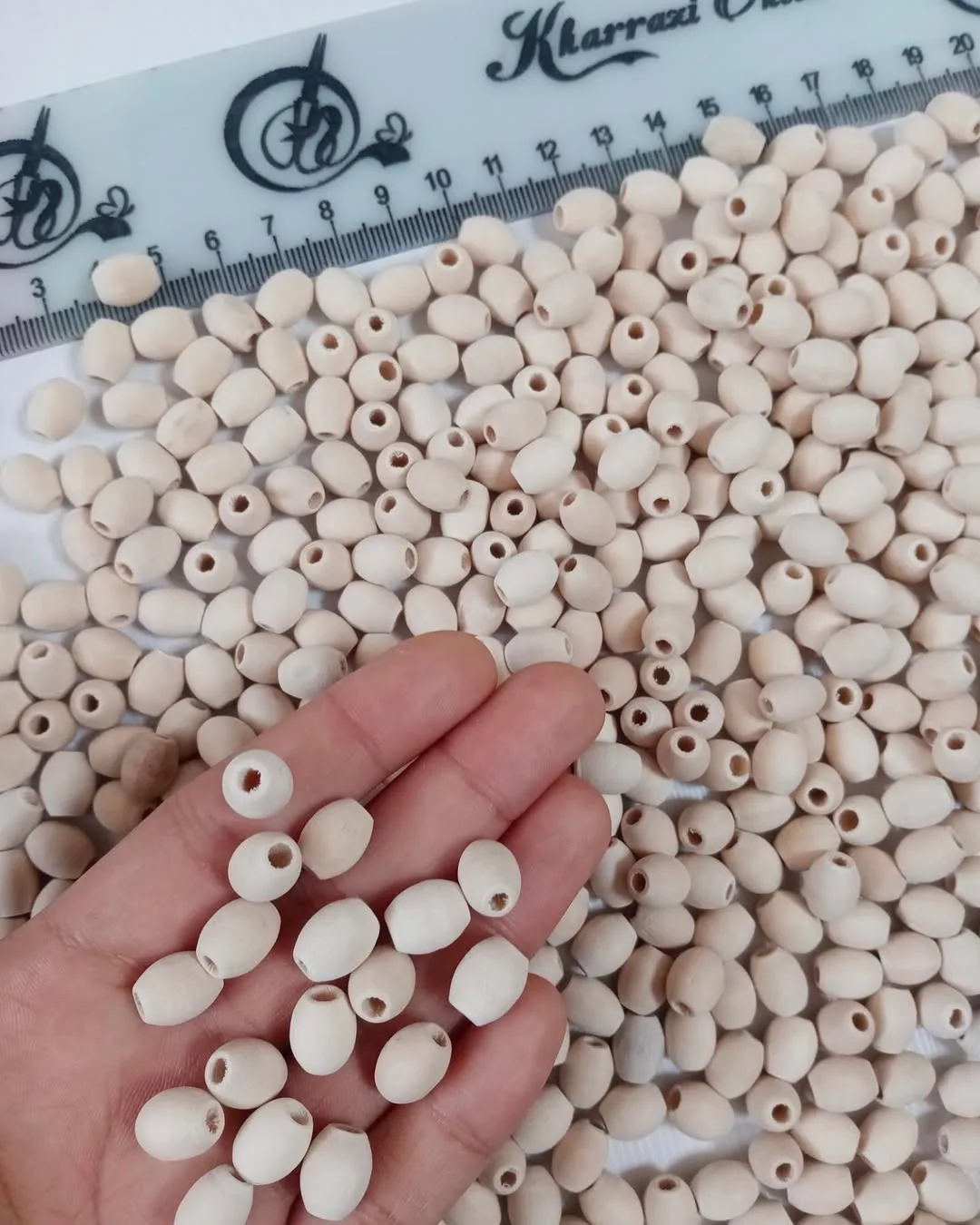 مهره چوبی — رنگ کرم — نمای در‌دست — اشکال بیضی و استوانه — عکس ۴