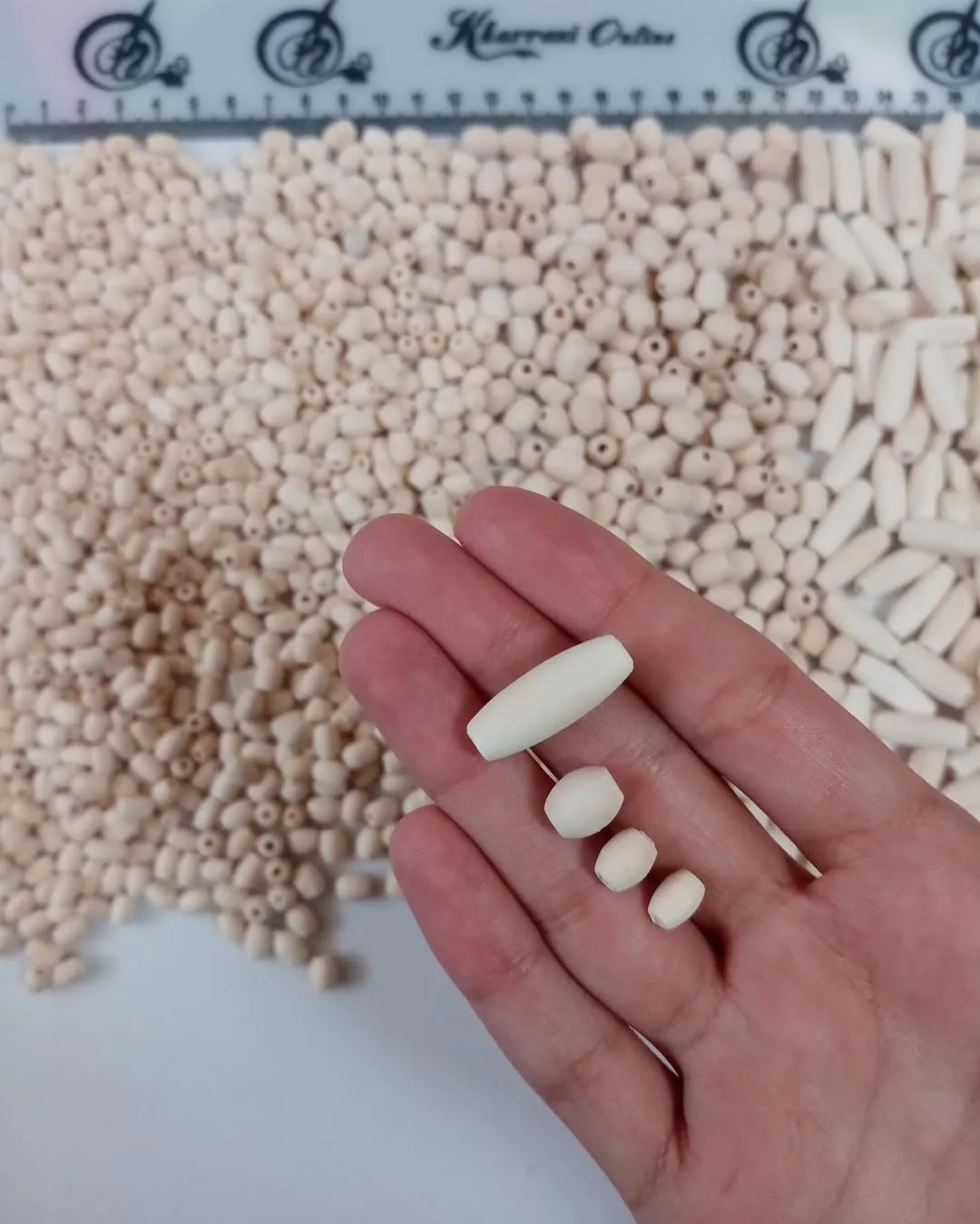 مهره چوبی — رنگ کرم — نمای در‌دست — اشکال بیضی و استوانه — عکس ۶