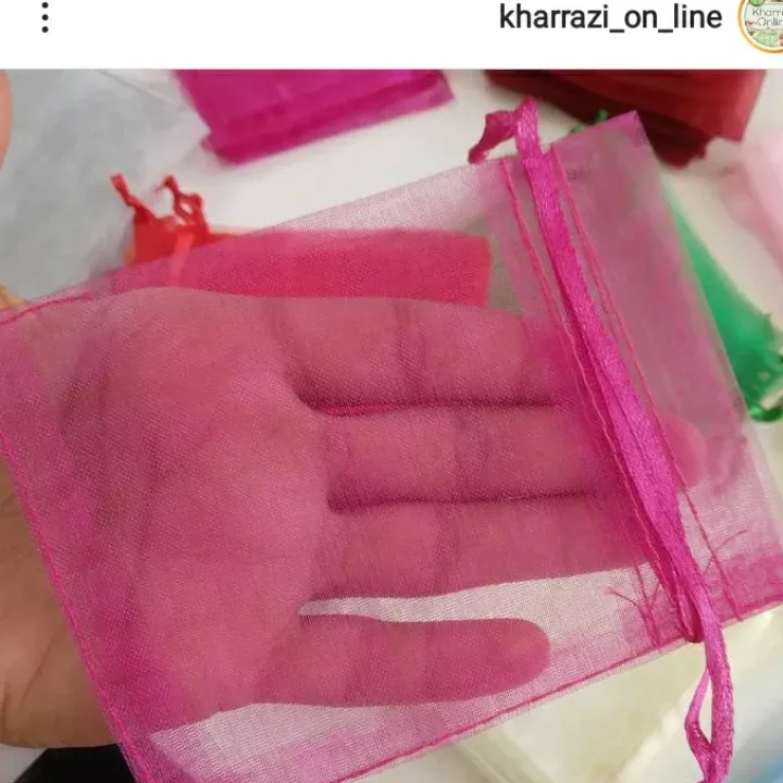 کیسه توری سبز ۱۰ در ۱۴ سانت — رنگ صورتی — نمای در‌دست — بنددار — عکس ۲