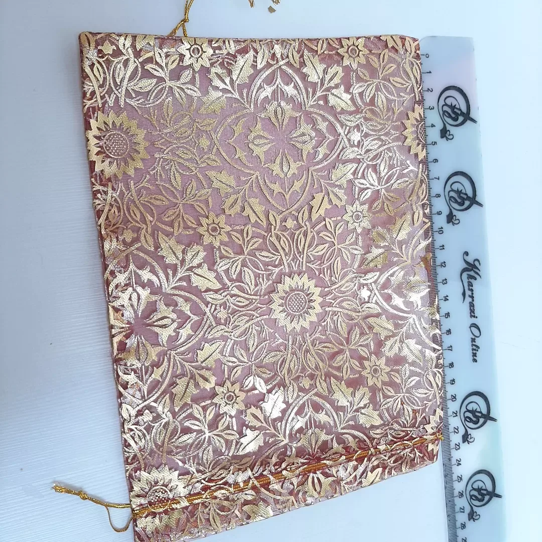 کیسه توری گل‌دار ۲۴ در ۱۸ — رنگ قهوه‌ای — نمای در‌دست — طرح گل — عکس ۳