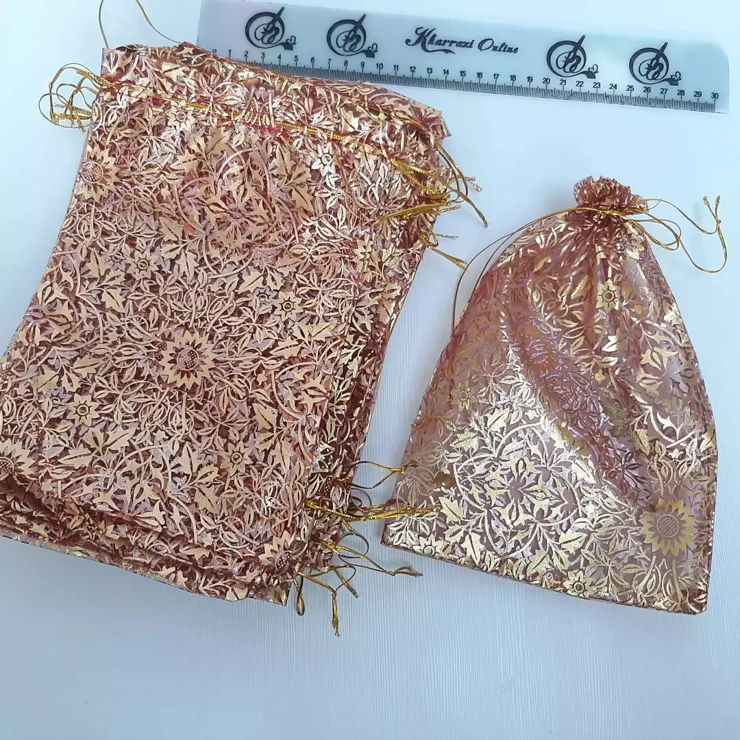 کیسه توری گل‌دار ۲۴ در ۱۸ — رنگ قهوه‌ای — نمای در‌دست — طرح گل — عکس ۴