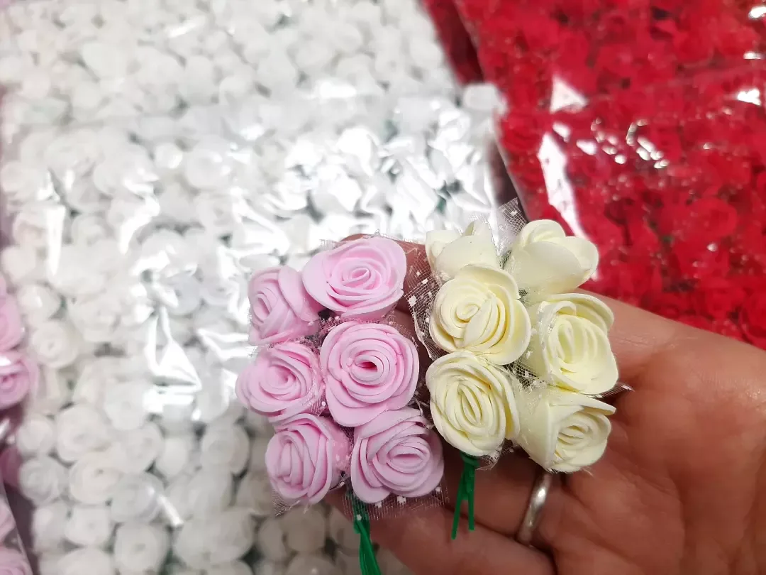 گل فومی ۱۴۴ عددی، رنگ صورتی، کرم، سفید و قرمز، گل رز کوچک