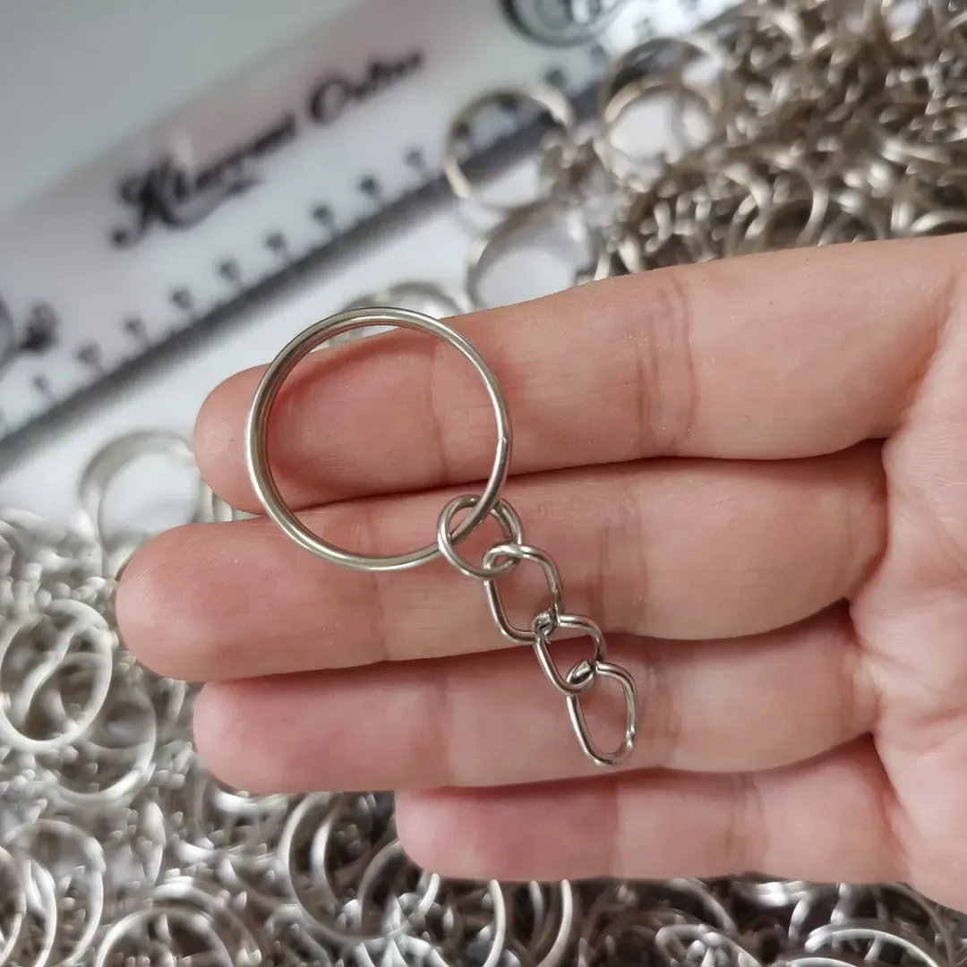جاکلیدی لیزری نمددوزی — رنگ نقره‌ای — نمای در‌دست — قطر ۲۲ میل — عکس ۲