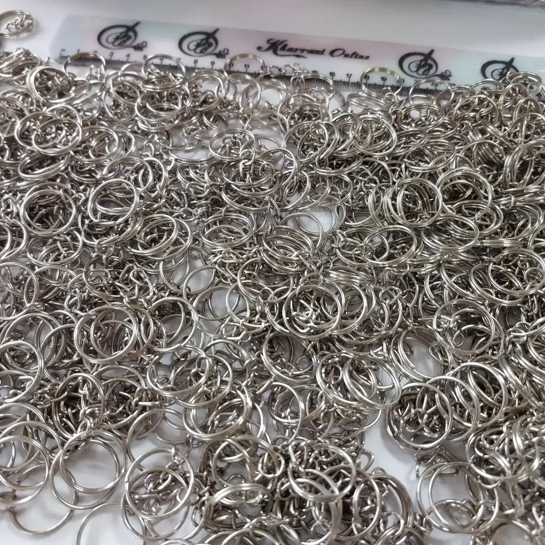جاکلیدی لیزری نمددوزی — رنگ نقره‌ای — نمای در‌دست — قطر ۲۲ میل — عکس ۴