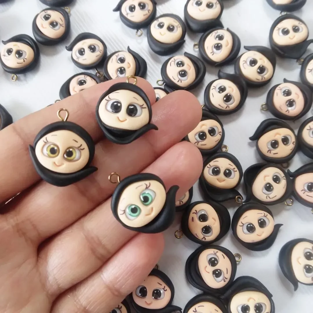عروسک خمیری رنگارنگ — رنگ مشکی — نمای در‌دست — مناسب آویز جاکلیدی — عکس ۲